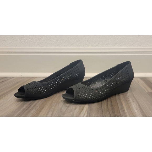 Women's Black Rivet Open Toe Wedges - Picture 1 of 7